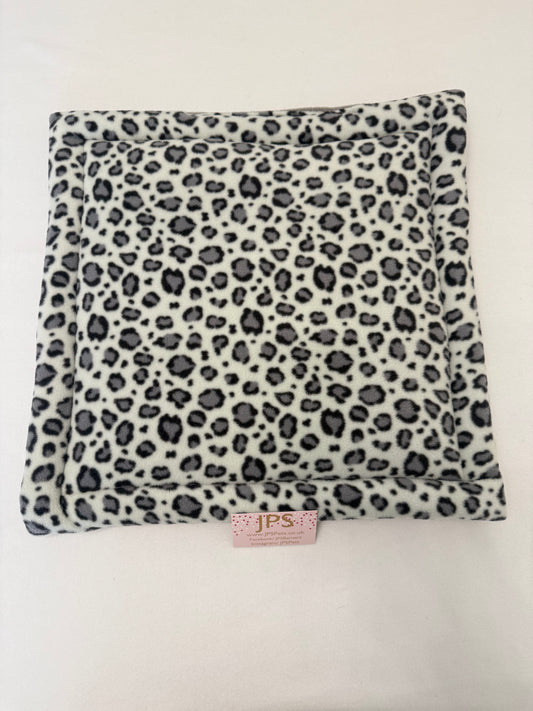 18 x 18 Inch Pad - Grey Cheetah & grey