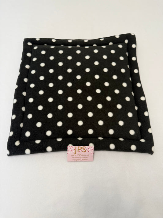 18 x 18 Inch Pad - Black Polka